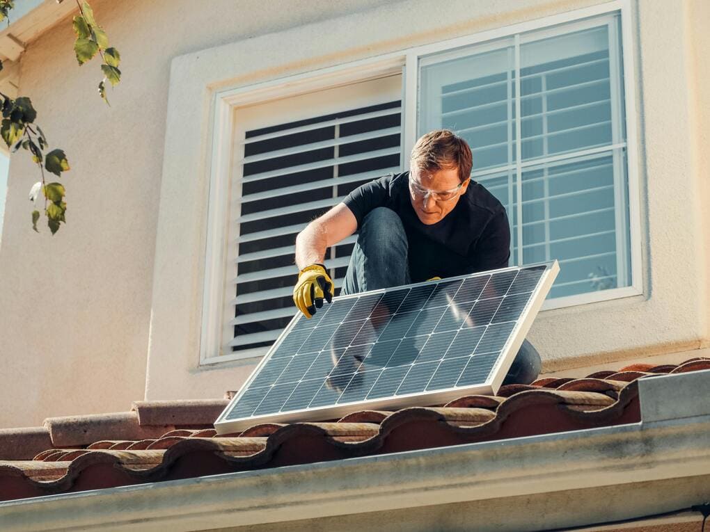 Ahorra con paneles solares en tu casa en Panamá: guía 2024